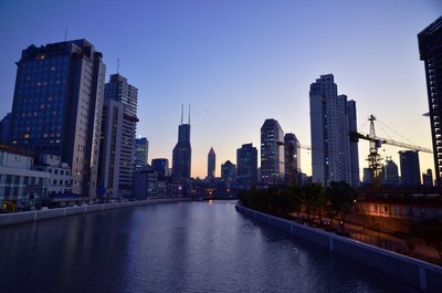 傍晚漫步蘇州河，穿越上海的時光之廊